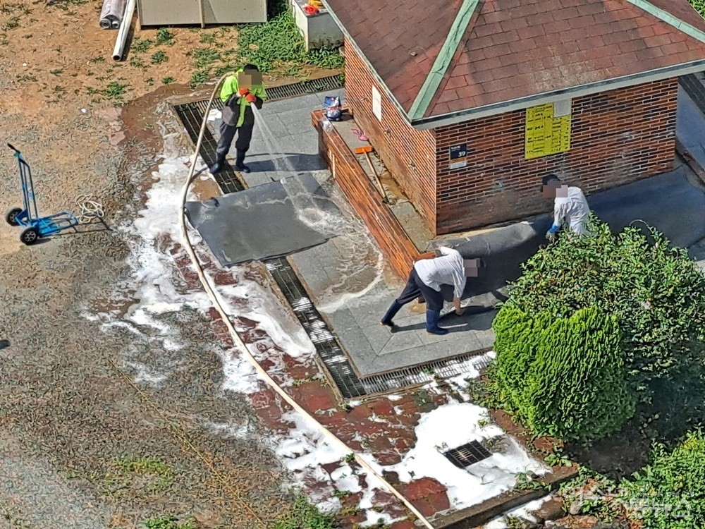 ▲ 소방용수를 이용해 엘리베이터 보양재를 세척하고 있다. ⓒ조찬현