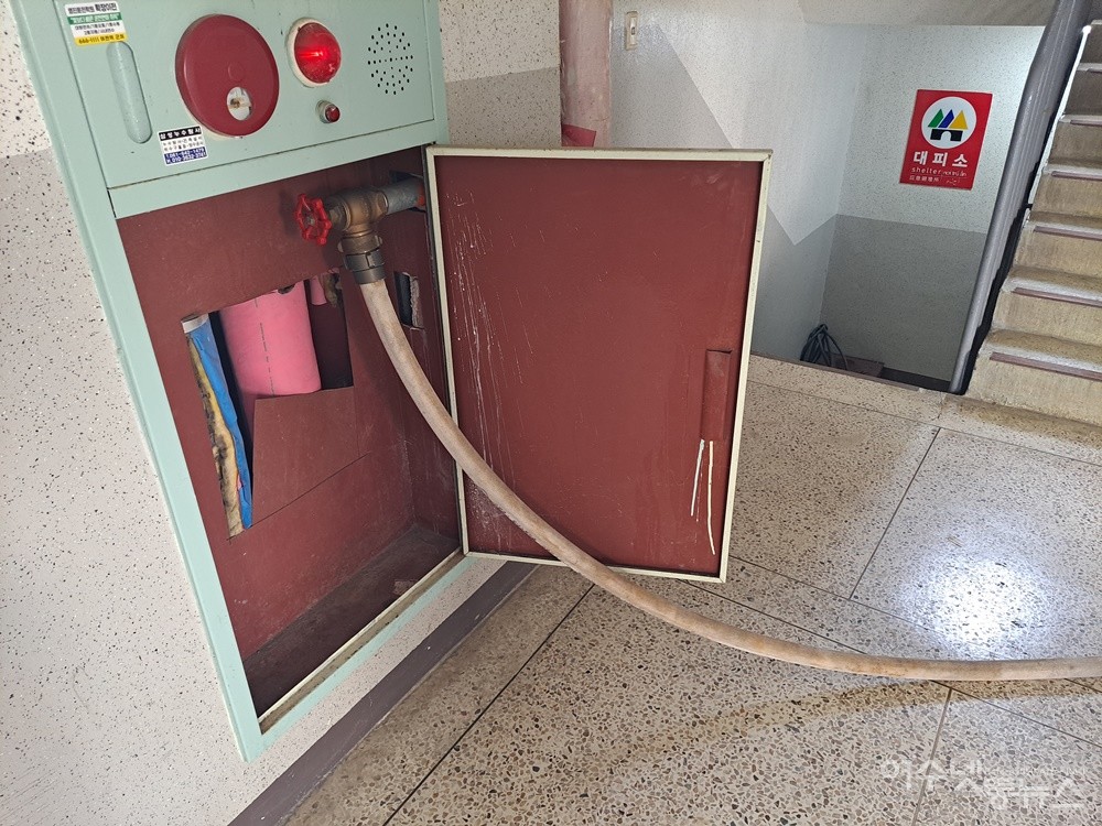 ▲ 아파트 소화전 소방용수를 청소용으로 사용 중이다. ⓒ조찬현