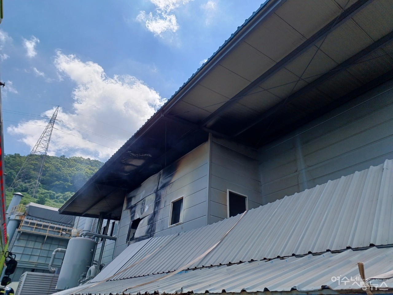 ▲ 여수산단 내 ㈜컴엔텍 여수공장서 5일 오전 화재가 발생했다.ⓒ여수소방서