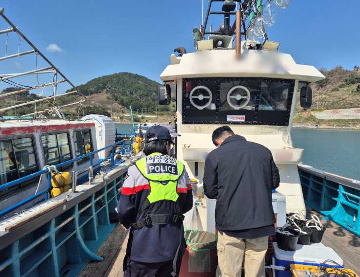 ▲다중이용선박(도선) 특별점검 중인 모습  ⓒ여수해양경찰서