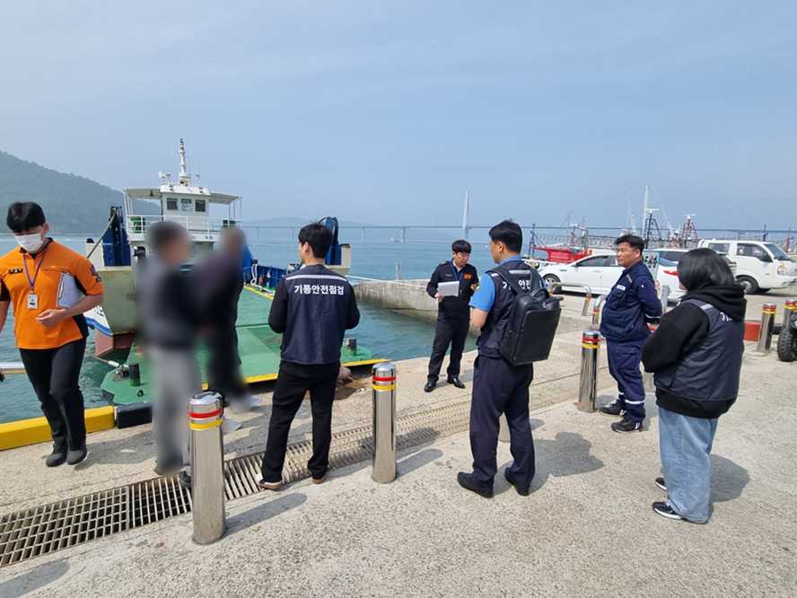 ▲다중이용선박(도선) 특별점검 중인 모습 ⓒ여수해양경찰서