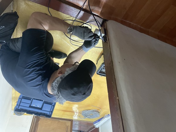 ▲ 합선위험이 있는 대상자 가정의 전선교체 작업중