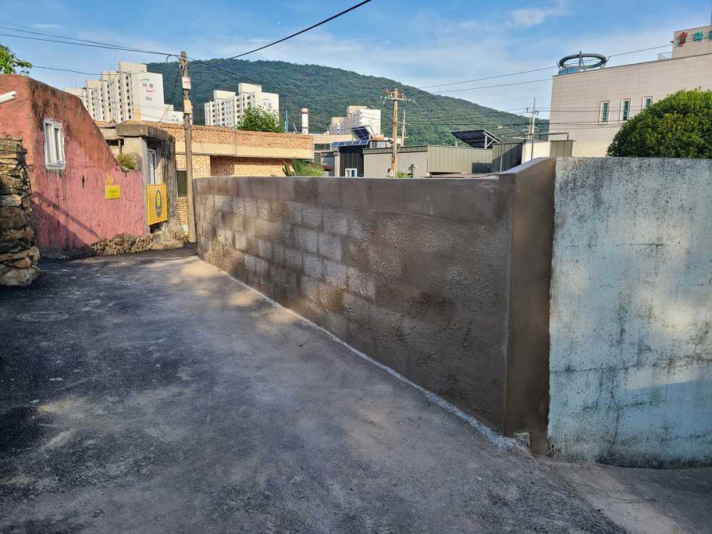 ▲ 지난 3일 민관이 협력해 양지4길 일대의 취약가구 담장을 정비했다고 밝혔다. ⓒ여수시