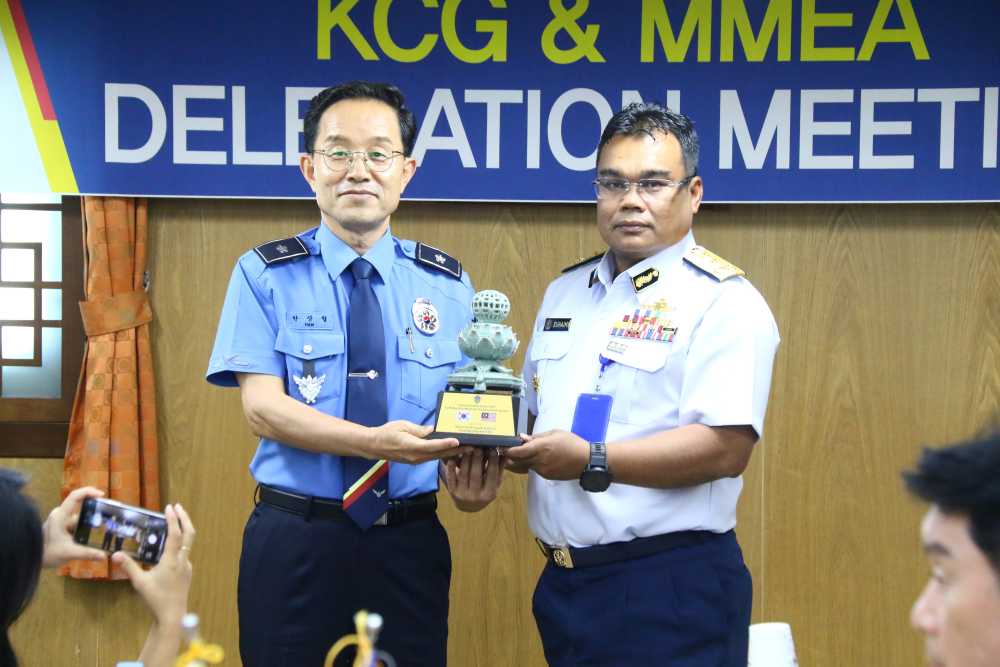 ▲말레이시아해경(MMEA, Malaysia Maritime Enforcement Agency) 기념패 선물 교류 ⓒ해양경찰교육원
