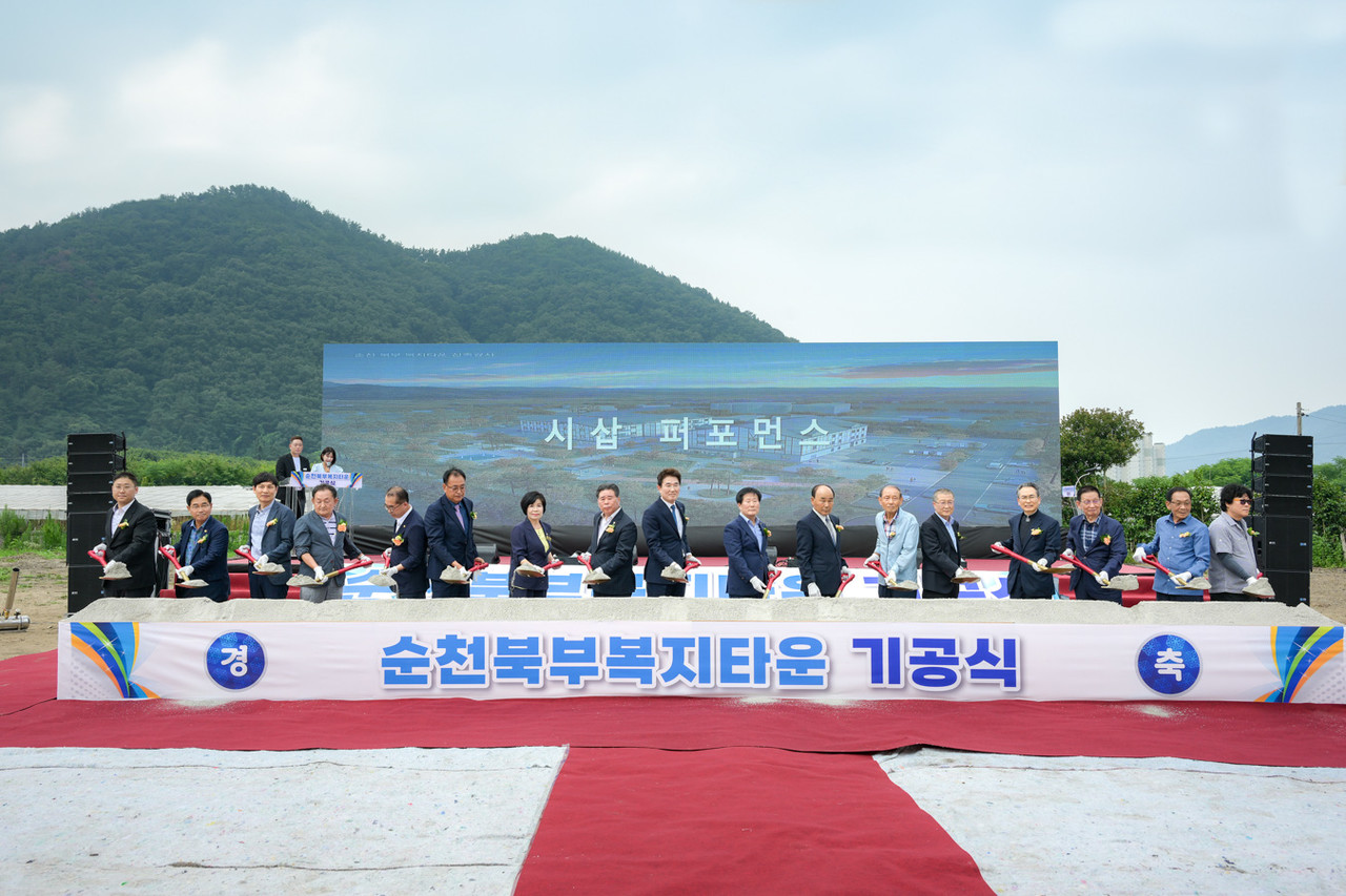 ▲노관규 순천시장을 비롯한 주요 내빈들이 순천시 북부복지타운 건립공사 기공식에서 시삽 퍼포먼스를 하고 있다. ⓒ순천시