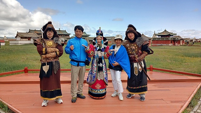 ▲ 몽골의 옛수도인 카라코룸의 에르덴조 사원에서 관광객들과 기념 촬영한 일행들 ⓒ오문수