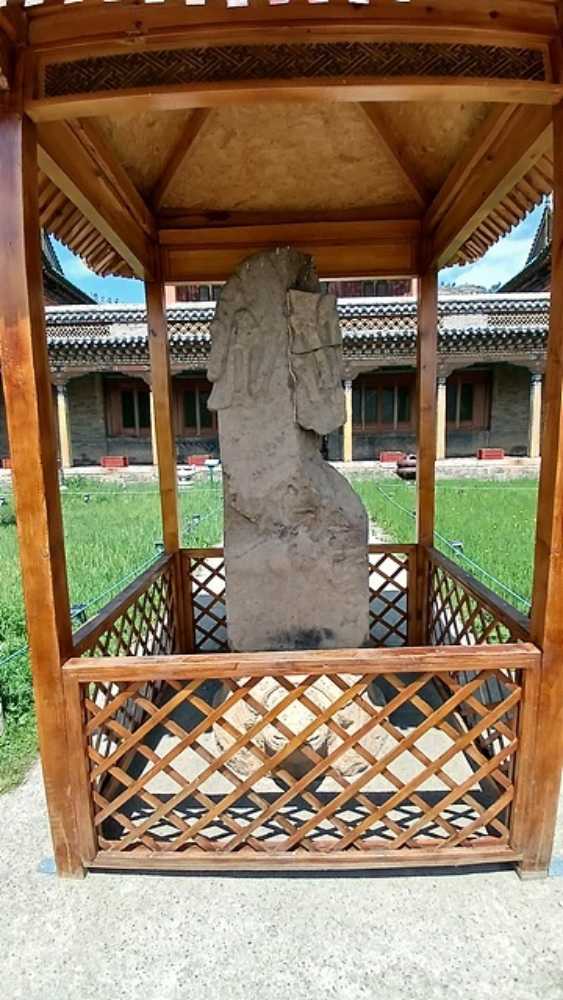 ▲​ 아르항가이 주도인 체체를렉에는 늑대가 어린아이한테 젖을 먹이는 조각상이 있다. 몽골인들의 토테미즘에는 푸른늑대가 사슴과 결혼해 칭기즈칸의 선친을 낳았다는 전설이 내려온다. ⓒ오문수