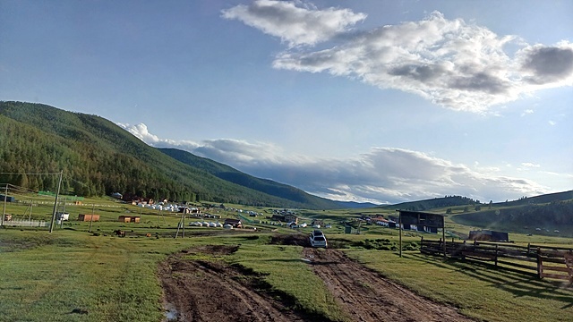 ▲ 비가 내린 쳉헤르 온천 입구의 모습으로 진창길이 되어 버스 네대가 오도가도 못하고 있었다. ⓒ오문수