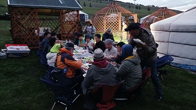▲ 몽골여행 첫날밤 쳉헤르 온천에 여장을 푼 일행들이 저녁을 들며 피로를 풀고 있다. ⓒ오문수