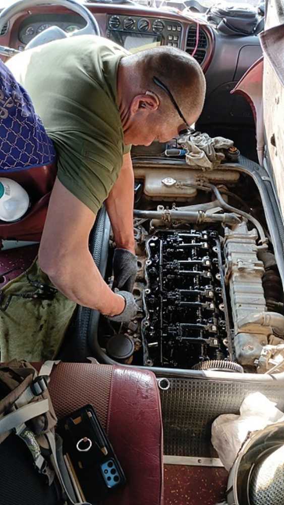 ▲ 강물을 건너다 엔진에 물이 들어가 수리 중이다. 옆에서 수리를 도와주던 다른 운전기사가 오른쪽을 가리키며 '바른죽으로! 바른죽으로!'를 외쳤다. 우리말 '오른쪽'은 몽골어 '바른죽'에서 왔다. 한국과 몽골의 연관성을 볼 수있는 경험이었다 ⓒ오문수