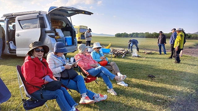 ▲ 강물을 건너다 엔진에 물이 들어가 운전사들이 버스를 고칠 동안 몽골 초원에서 망중한에 빠진 일행들. 전혀 예상 못했던 상황이지만 평생 기억날 추억이다 ⓒ오문수