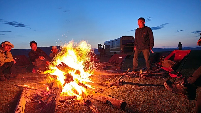 ▲ 몽골초원을 달리던 버스가 강물을 건너다 엔진에 물이 들어가 움직일 수 없었다. 운전사들이 버스를 고치는 동안 모닥불을 피우며 노래와 함께 담소 중이다. 평균고도 1580m인 몽골의 밤은 여름이라도 춥다.  ⓒ박근세