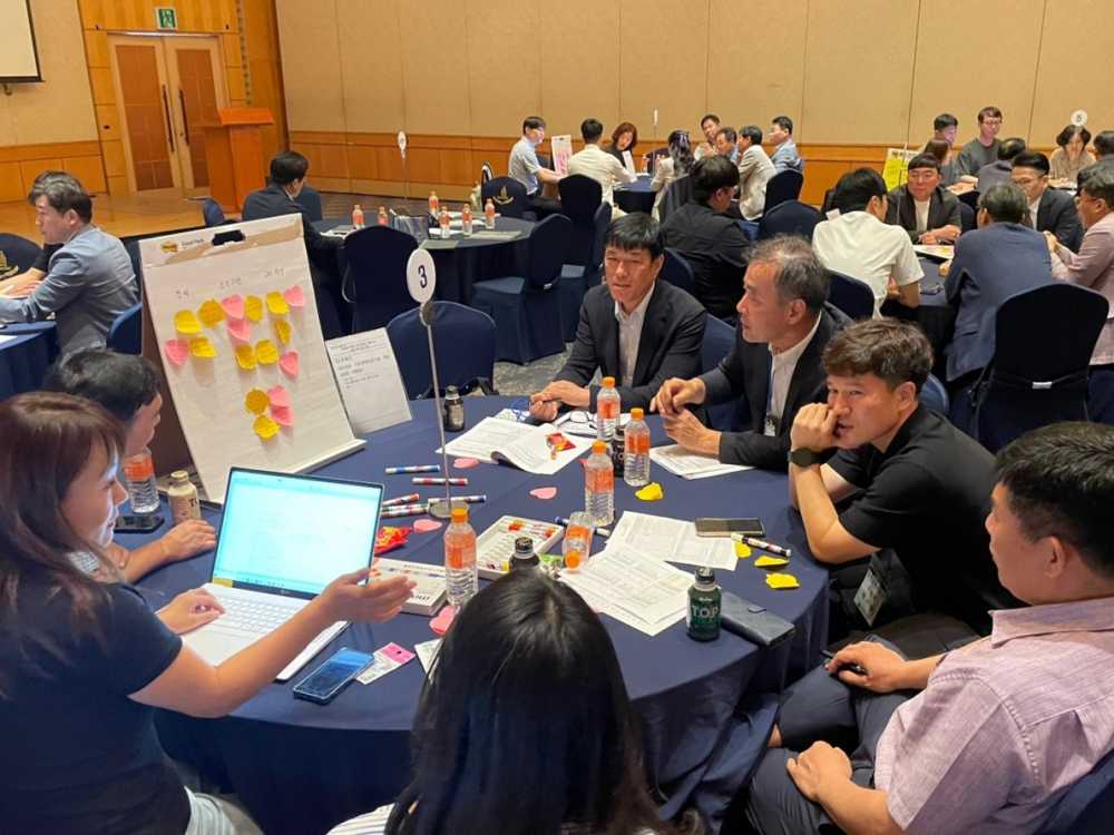 ▲참여자들이 학력 증진 방안에 대해 월드카페 방식으로 협의를 진행하고 있다. ⓒ전라남도교육청