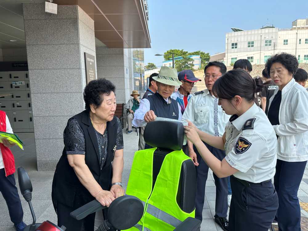 ▲고령자 교통사고 예방을 위하여 ‘찾아가는 교육·홍보’를 실시하는 중이다. ⓒ전라남도경찰청