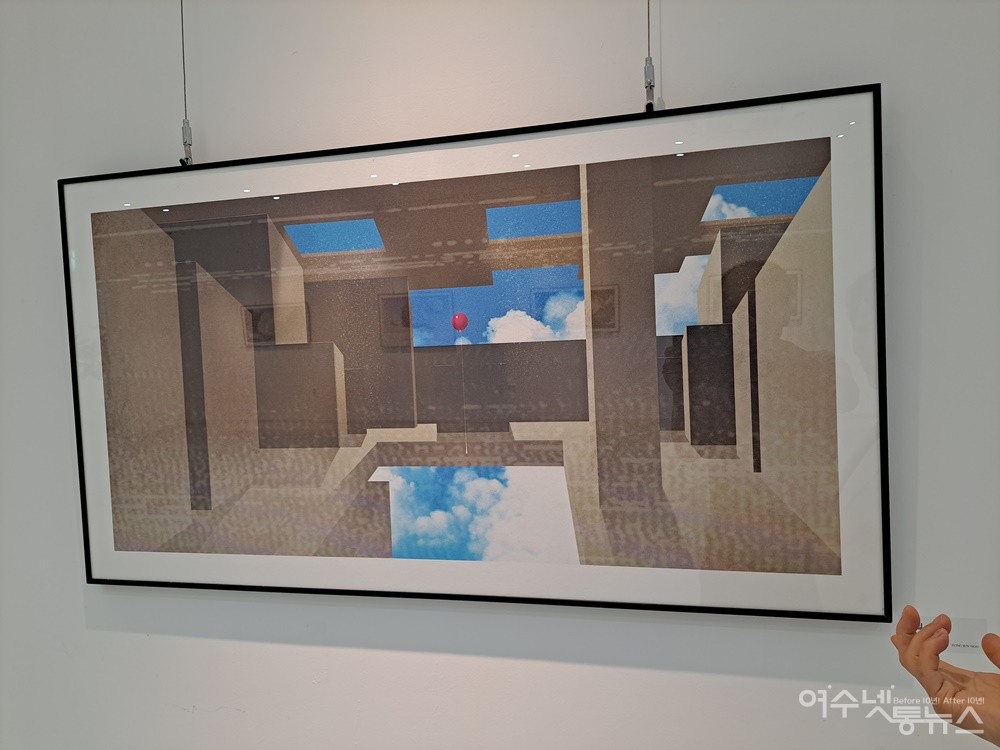 ▲ ‘고립’은 방안에 갇혀있는 사람들을 통해 여러 방향으로 나아갈 수 있는 고립된 희망과 자유를 상징한다. ⓒ조찬현