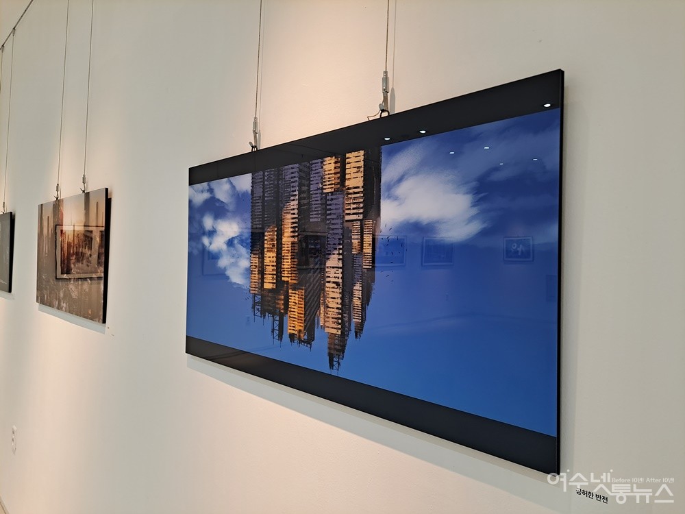 ▲ ‘공허한 반전’의 거꾸로 뒤집은 도시는 방향을 잃은 현대인의 불안과 공허함을 나타냈다. ⓒ조찬현