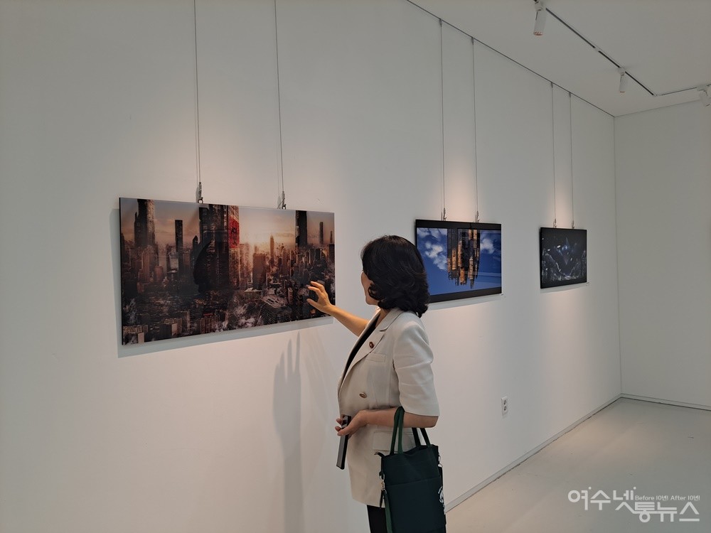 ▲ ‘녹테마레 여수 아트갤러리’에서 작품을 감상하고 있는 한 관람객. ⓒ조찬현