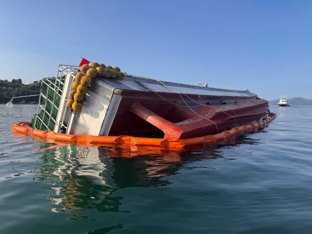 ▲ 여수해경이 2차 해양오염사고를 방지하기 위해 오일펜스를 설치 ⓒ여수해양경찰서