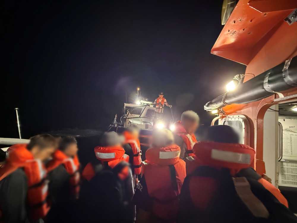 ▲ 여수해경이 승선원 전원 구조 후 안전상태 등을 확인중인 모습 ⓒ여수해양경찰서