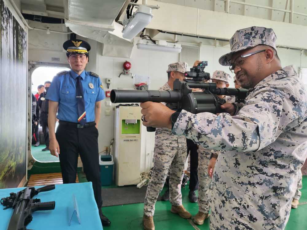 ▲해양경찰의 선박 진압 장비 사용법을 훈련중인 말레이시아 ⓒ해양경찰교육원