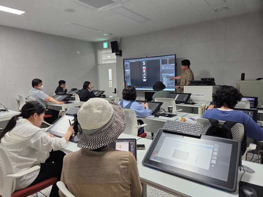 ▲6월 「처음 시작하는 웹툰」 프로그램 수강생들이 순천어울림도서관에서 단편 웹툰 창작 수업을 받고 있다. ⓒ순천시