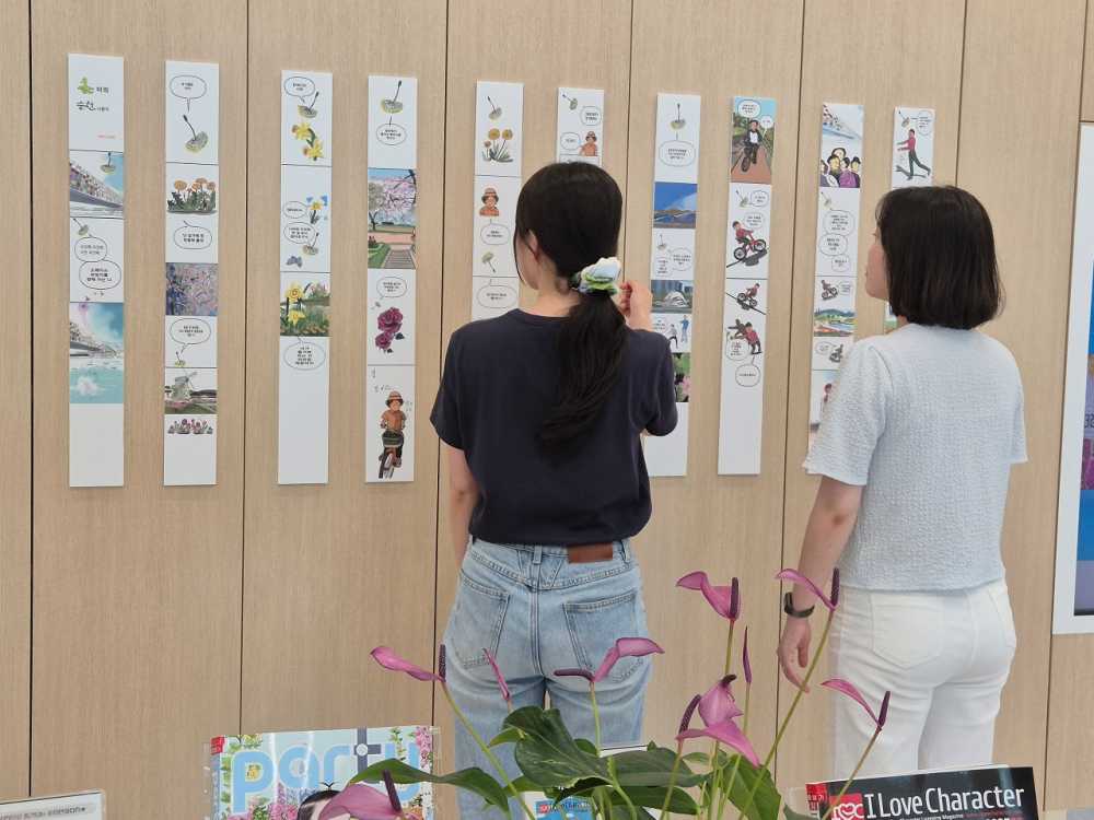 ▲ 7월 시민들이 순천어울림도서관에서 다양한 주제를 담은 시민 작가들의 첫 웹툰 작품을 감상하고 있다 ⓒ순천시