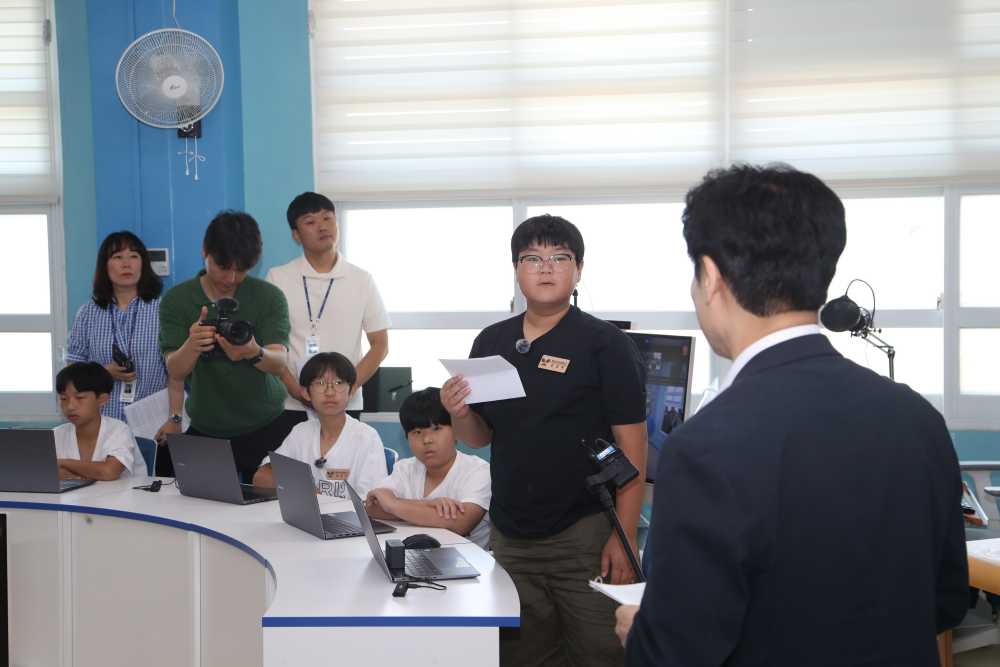 ▲ 오성초 한 학생이 일일 교사로 참여한 김대중 전라남도교육감에게 질문하고 있다. ⓒ전남교육청