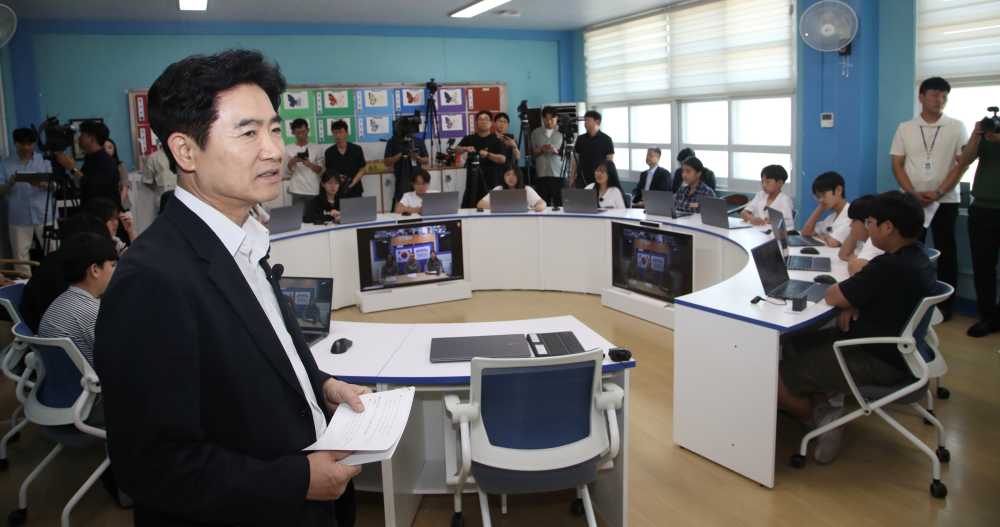 ▲김대중 전라남도교육감이 9일 오성초 ‘2030 미네르바 교실’에서 일일 교사로 참여해 수업을 하고 있다.  ⓒ전남교육청