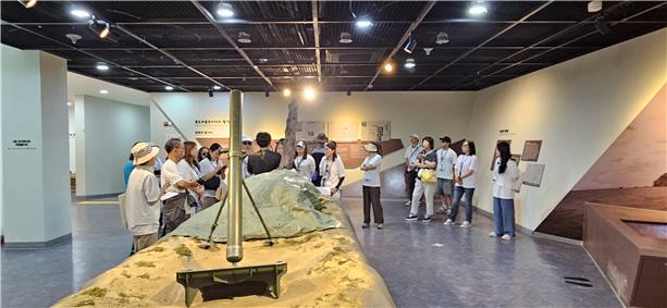 ▲독도의용수비대 기념관에서 학예사 선생님의 해설에 집중하며 내 안에 담는 사람들...... ⓒ정소영