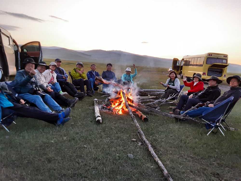 ▲ 버스가 고쳐지기를 기다리다가 모닥불을 피우며 담소하는 일행들.  ⓒ장수연