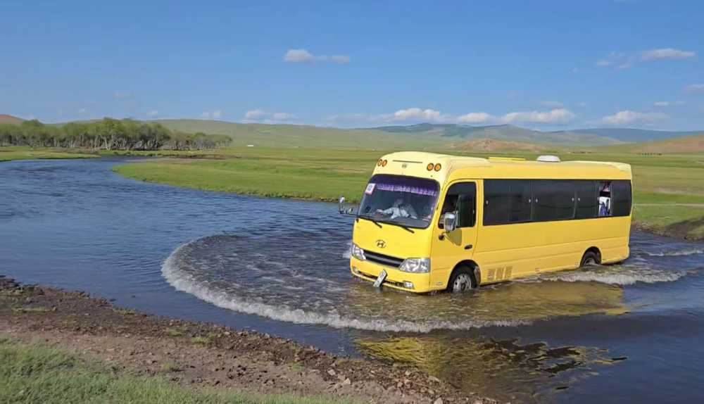 ▲ 아뿔사! 얕으막한 강물을 건너다 버스 엔진에 물이 들어가 멈춰버렸다.  ⓒ장수연