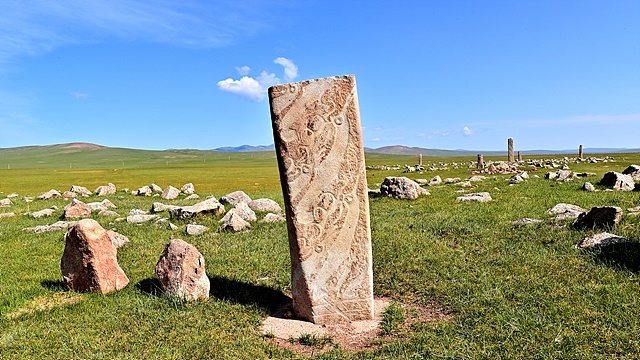 ▲ 뿔달린 사슴이 하늘로 날아올라가는 그림이 새겨져 있는 사슴돌로 상층부가 훼손되어 있었다. ⓒ오문수