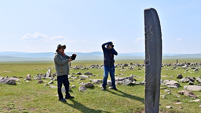 ▲필자가 일행들에게 사슴돌에 대해 설명하는 모습을 박근세씨가 촬영했다 ⓒ박근세