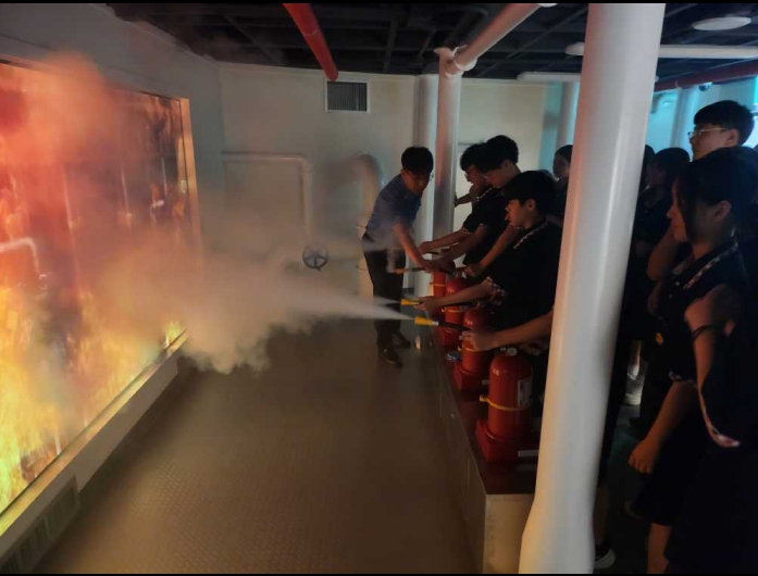 ▲충덕중학교 학생들이 소화기 사용 요령에 대해 훈련받고 있다 ⓒ해양경찰교육원