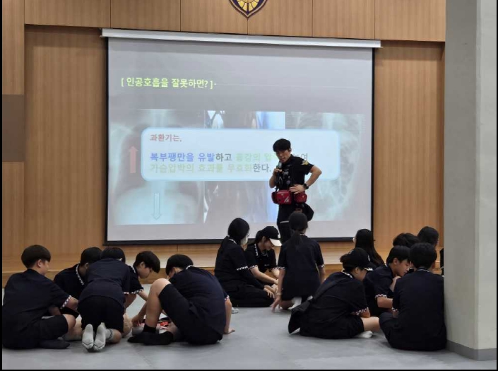 ▲충덕중학교 학생들이 응급처치 요령을 배우고 있다 ⓒ해양경찰교육원