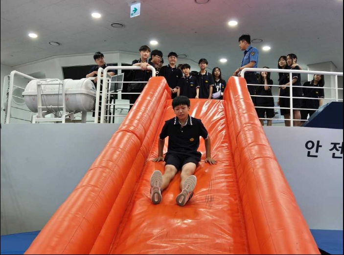 ▲충덕중학교 학생들이 선박 좌초 및 침몰 대비 비상탈출 방법을 훈련받고 있다 ⓒ해양경찰교육원