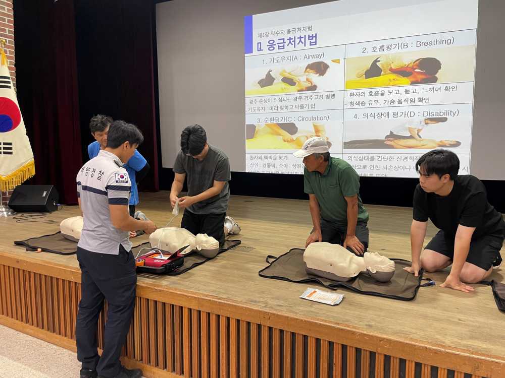 ▲여수해경이 안전관리 요원들에게 응급처치 요령 교육중 모습 ⓒ여수해양경찰서