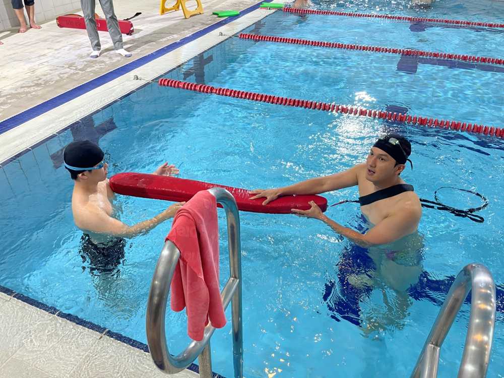 ▲여수해경이 안전관리 요원들에게 응급처치 요령 교육중 모습 ⓒ여수해양경찰서