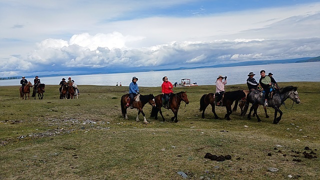 ▲ 비 그친 홉스골 호숫가에서 승마체험하는 일행들. ⓒ오문수