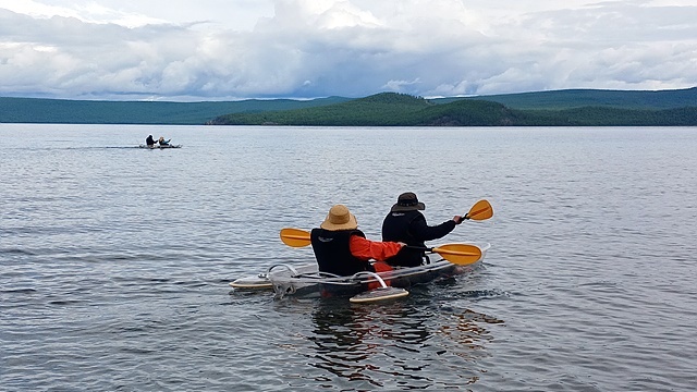 ▲ 몽골에서 가장 아름다운 홉스골 호수에서 카약을 즐기는 일행들 ⓒ오문수