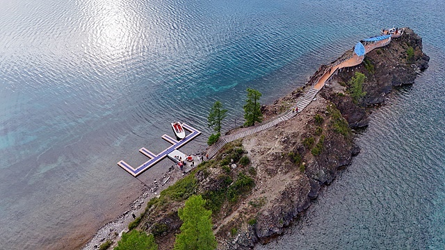 ▲ 홉스골 호수 중심부에서 돌출해있는 '소원바위'로 몽골 샤먼들이 신성하게 여기는 곳이다. 몇년전 방문했던 신익재씨의 말에 의하면 "전에는 철제난간 시설이 없었는데 새로 생겼다. 관광객 편의를 위해서 설치한 것으로 생각되지만 원형을 보존했더라면 더욱 좋았을 것같다"며 아쉬워했다.  ⓒ박근세