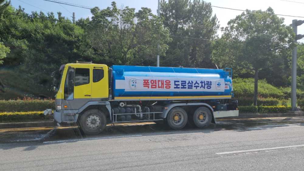 ▲연일 지속되는 폭염특보에 대응하기 위해 7월 11일부터 8월 30일까지 도로 살수차를 운영한다고 밝혔다. ⓒ여수시