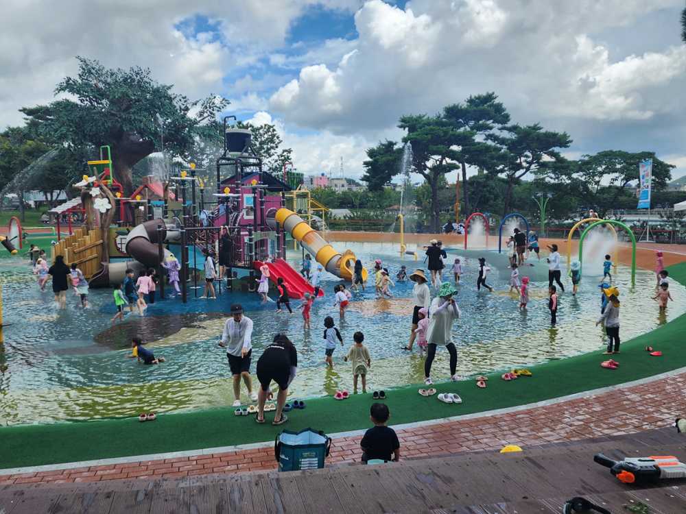 ▲ 오는 12일부터 8월 17일까지 37일간 성산공원과 여문공원 어린이 물놀이장을 운영한다. ⓒ여수시