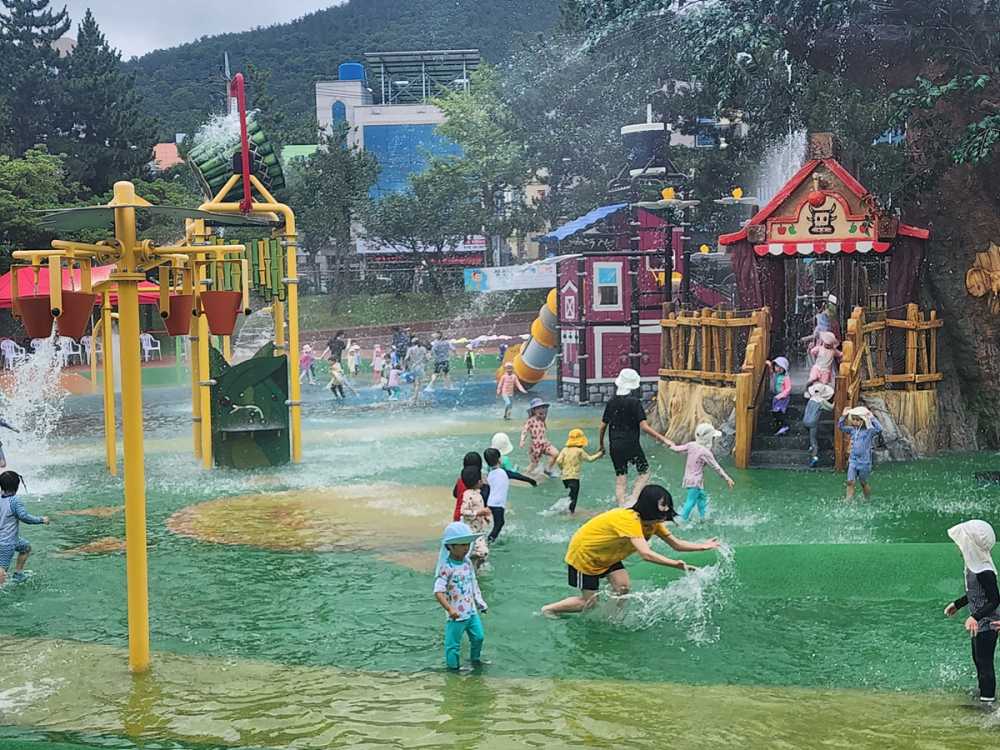 ▲ 오는 12일부터 8월 17일까지 37일간 성산공원과 여문공원 어린이 물놀이장을 운영한다. ⓒ여수시