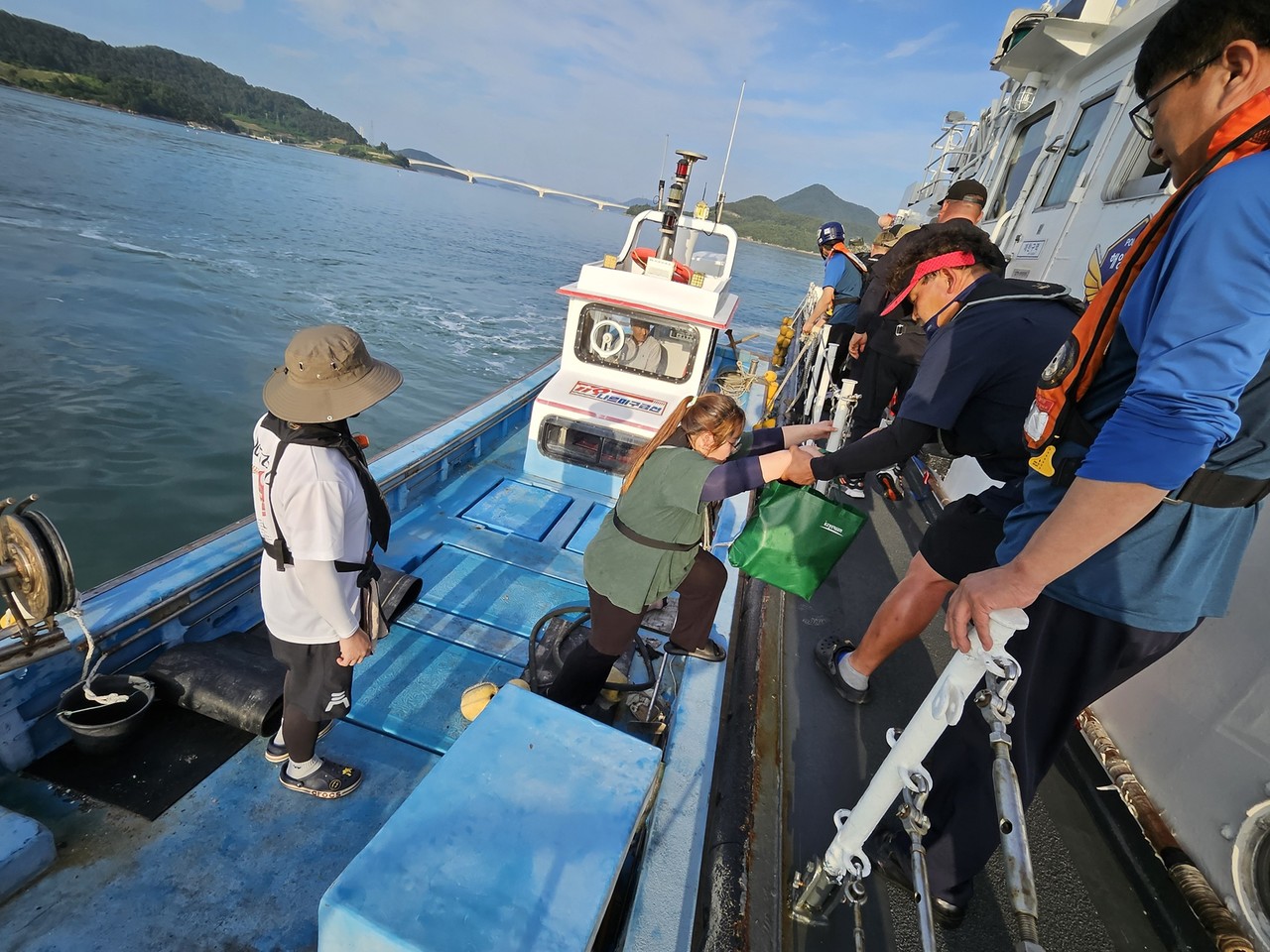 ▲ 낚시어선 승객들이 경비정으로 이송하고 있다. ⓒ여수해경