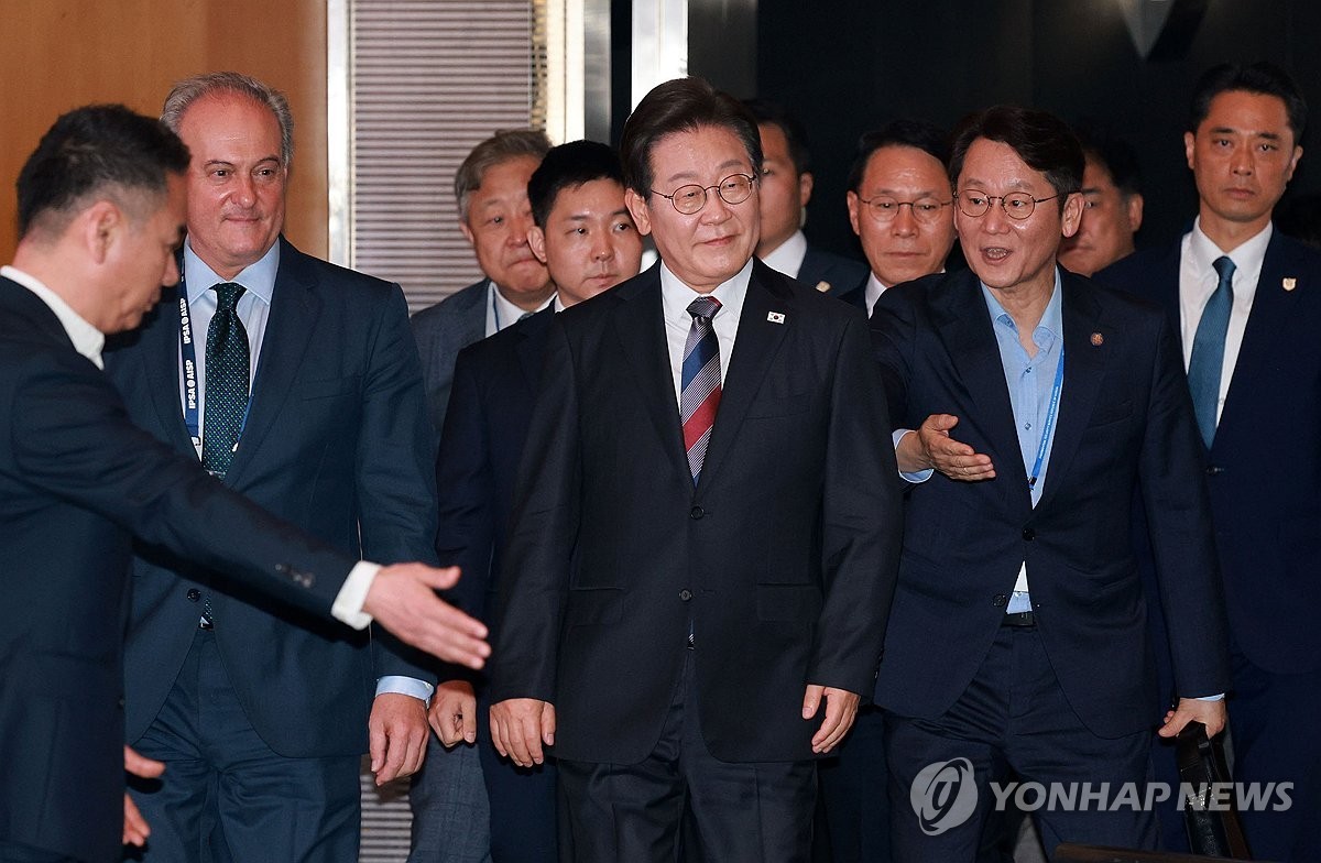 ▲ 이재명 대통령, 세계정치학회 서울총회 개막식 참석(서울=연합뉴스) 홍해인 기자 = 이재명 대통령이 13일 서울 강남구 코엑스에서 열린 2025 세계정치학회(IPSA) 서울총회 개막식에 입장하고 있다. 2025.7.13 [대통령실통신사진기자단] hihong@yna.co.kr