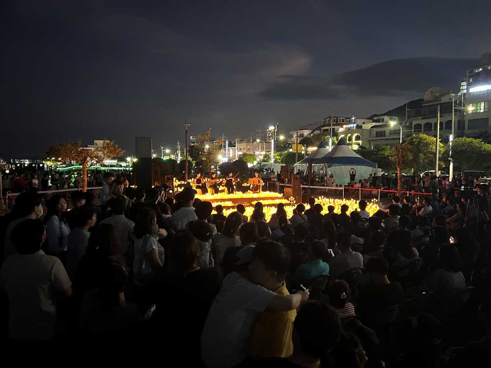 ▲지난 11일 저녁, 소호동동다리 대광장에서 개최한 ‘2025년 캔들라이트 콘서트 및 드론 라이트쇼’가 1,000여 명의 관람객들이 참여한 가운데 성황리에 마무리됐다고 밝혔다. ⓒ여수시