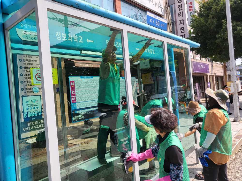 ▲ 『머무르고 싶은 버스정류장 만들기』 활동 ⓒ새마을지도자여수시협의회