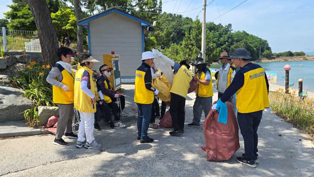 ▲‘낭도 둘레길 플로깅 봉사활동’ ⓒ(사)탄소중립실천연대