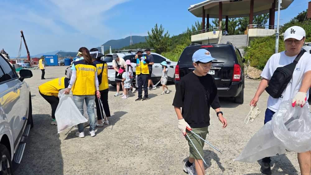 ▲ ‘낭도 둘레길 플로깅 봉사활동’ ⓒ(사)탄소중립실천연대